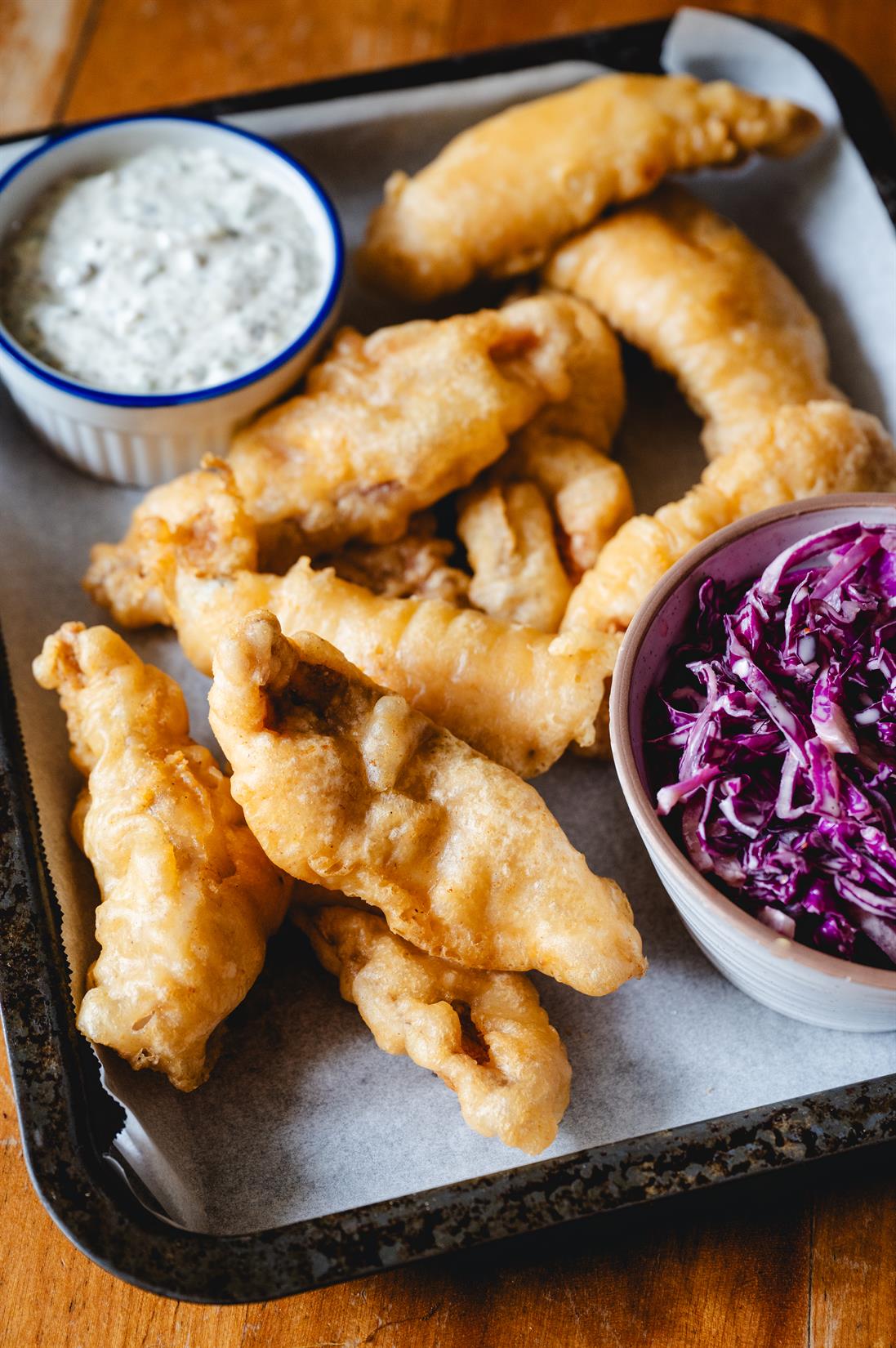 Fish and Chips de sébaste, sauce tartare au mélange du pêcheur et salade de chou rouge à l’érable